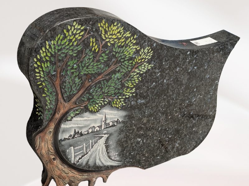 Stèle avec arbre scuplté