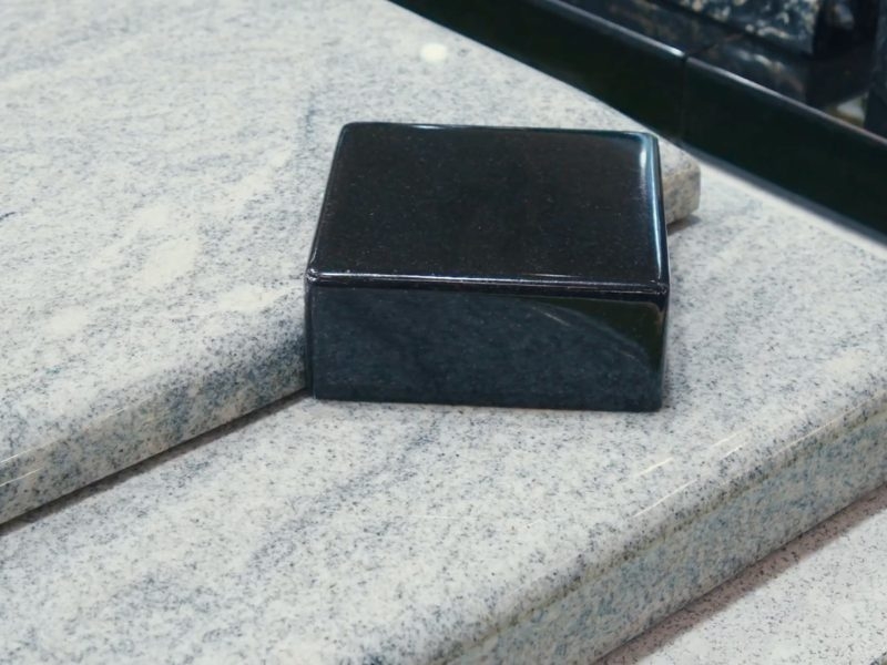 Cube en granit noir du modèle Omélis