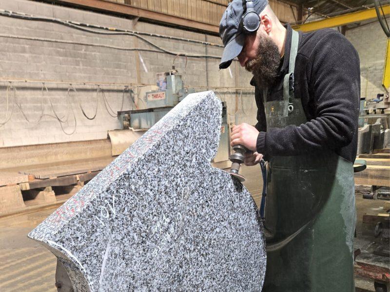 Polissage manuel de stèle