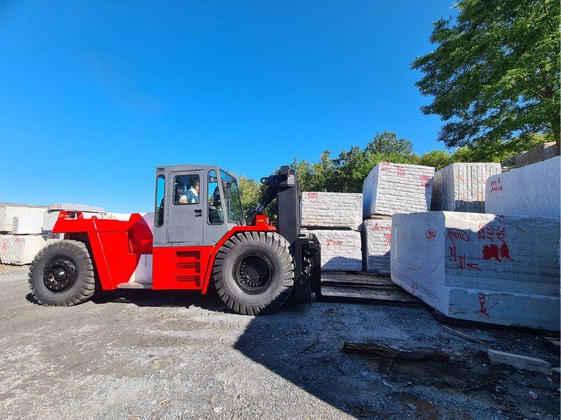 Stock de blocs de granit