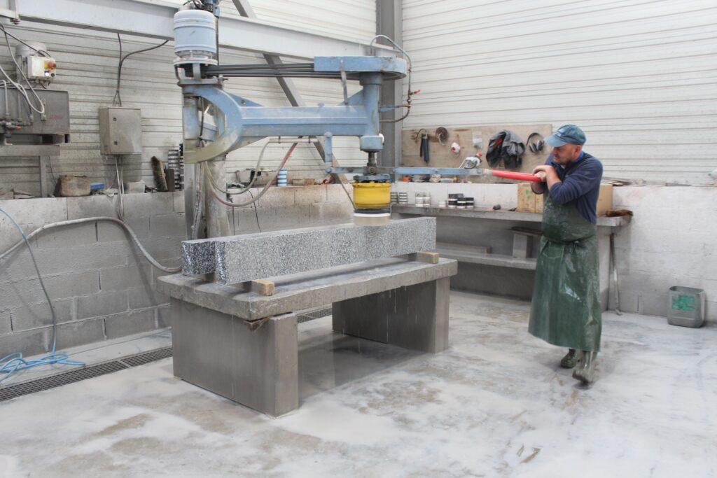 Machine appelée "genouillère" permettant de polir le granit.