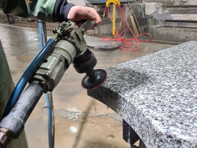 professionnel de la marbrerie expérimenté