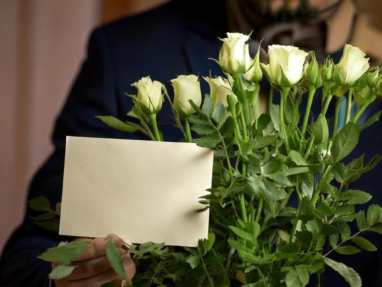 une carte de condoléances sur une plante