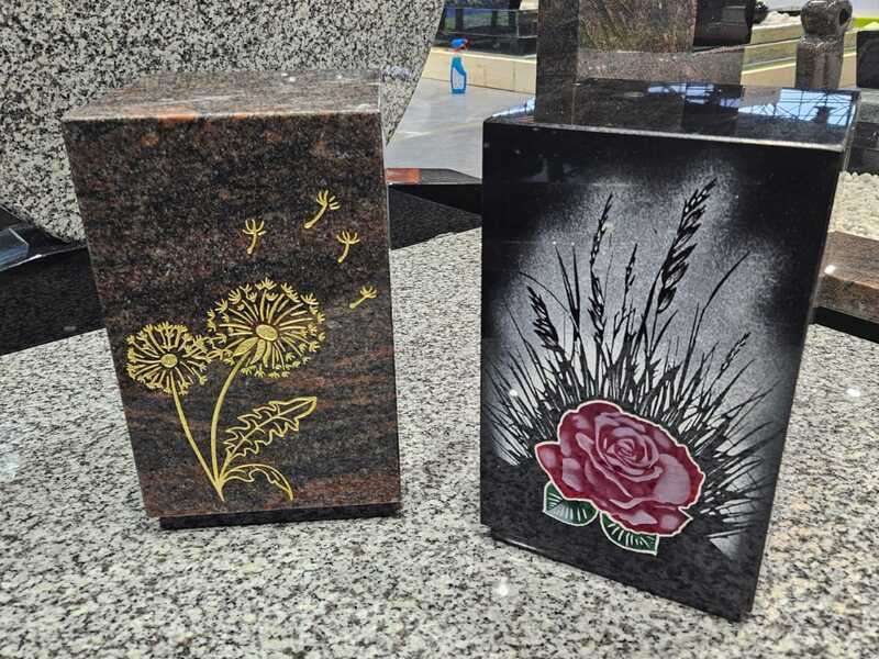 urne funéraire en granit noir avec gravures personnalisées colorées