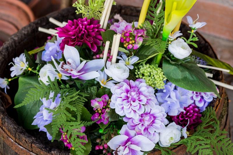 Des fleurs artificielles pour fleurir une tombe en hiver