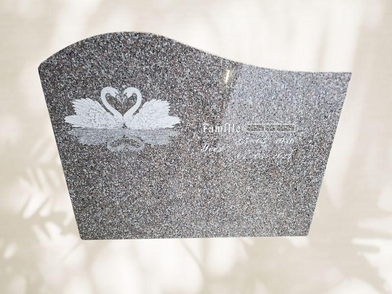 Gravure sur stèle de cygnes face à face