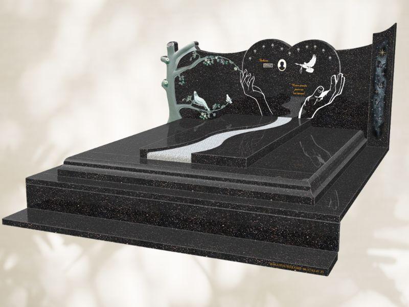 stèle ornée d'un arbre sculpté et d'un coeur gravé