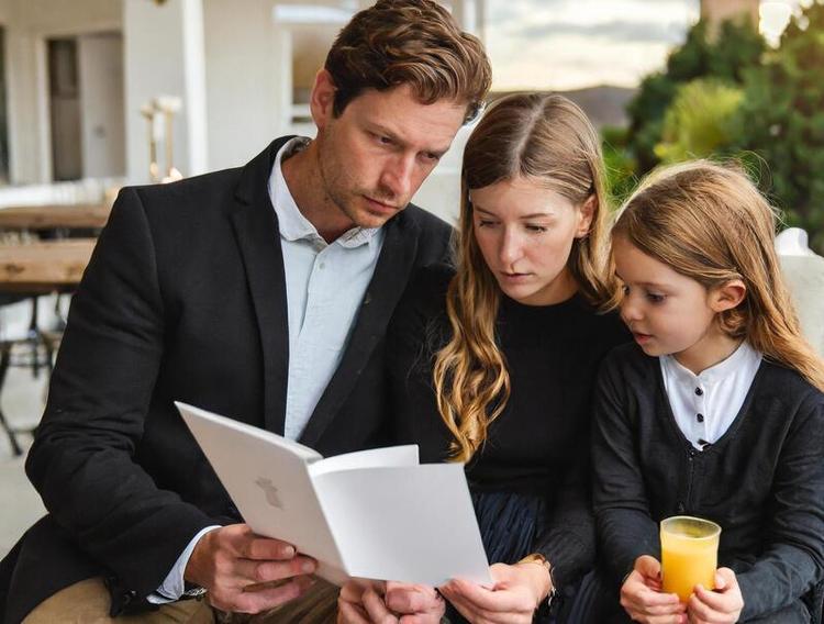 une famille reçoit une carte de condoléances qu'elle lit