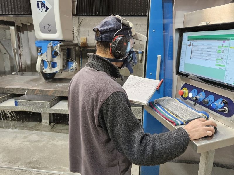 Usinage de tombale sur machine à CN