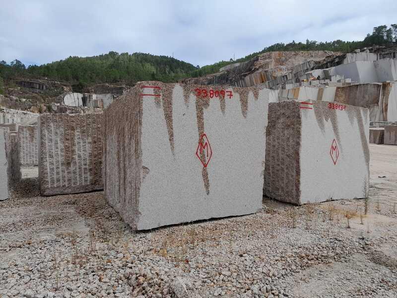 Blocs massifs de granit Porino rosé prêts à être transportés