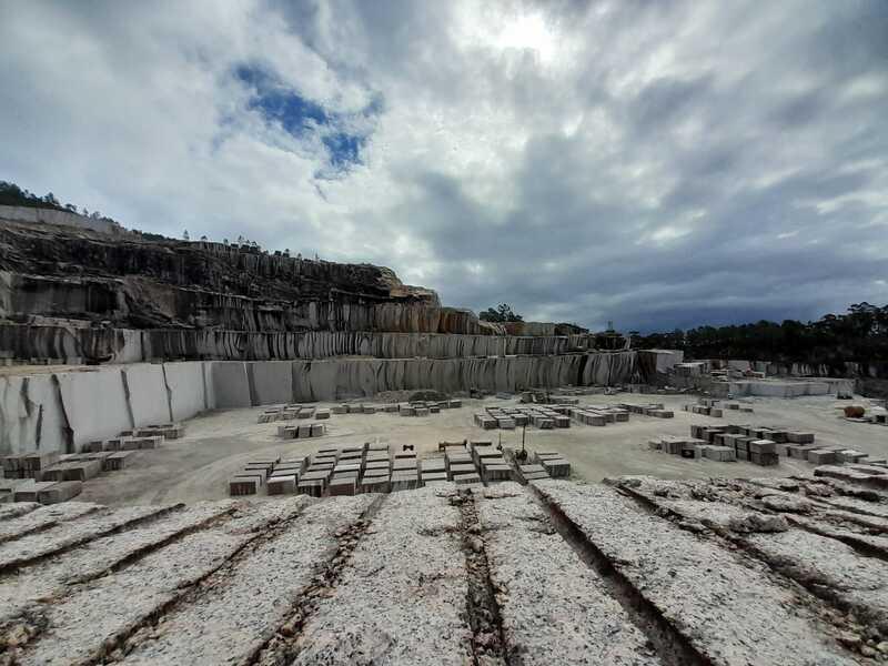Carrière de granit Porino un paysage minéral aux nuances rosées