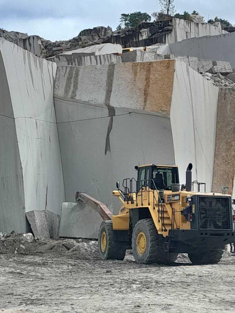 Extraction de blocs de granit rose dans la carrière de Porriño en Espagne