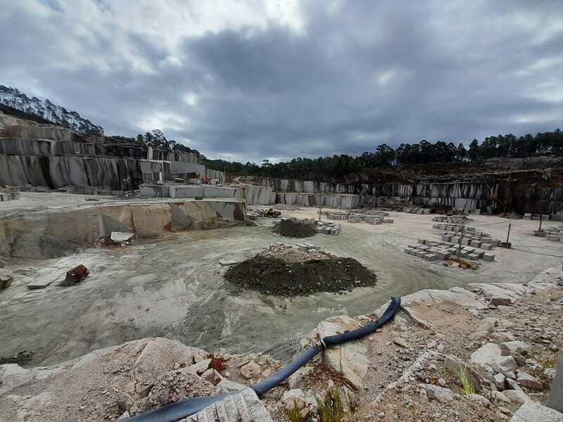 Extraction traditionnelle du granit Porino dans la carrière de Pontevedra