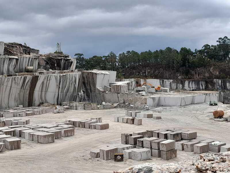 Falaises de granit rosé dans les carrières de Pontevedra, Galice