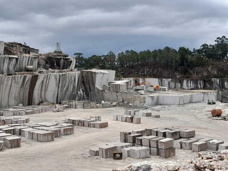 Falaises de granit rosé dans les carrières de Pontevedra, Galice