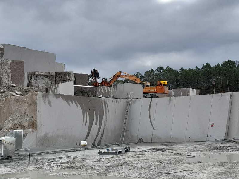 Ouvriers au travail dans une carrière de granit rose Porino en Espagne