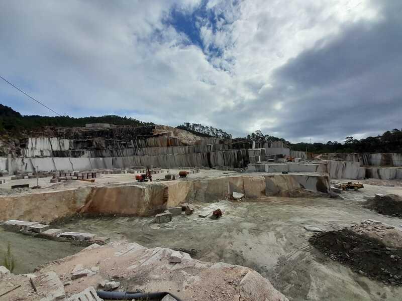 Vue immersive d’une carrière de granit rose Porino en pleine montagne galicienne
