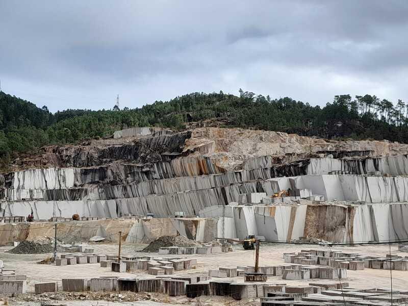 Vue panoramique de la carrière de granit Porino à ciel ouvert en Galice
