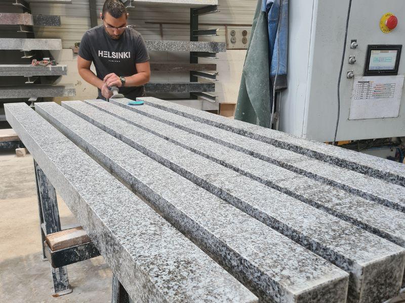 polissage manuel d'un monument funéraire fabriqué en France