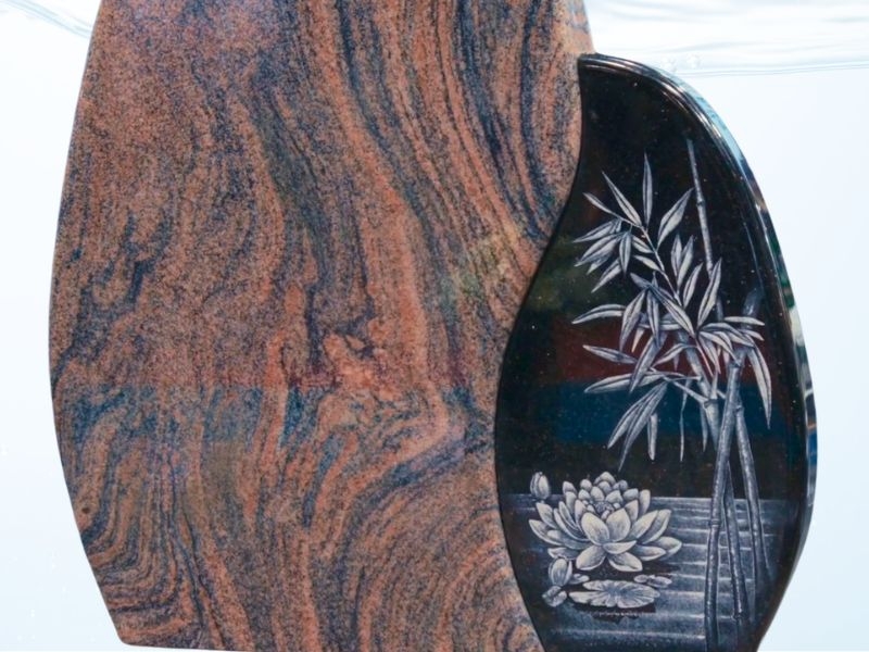 Décor bambou et lotus sur un monument funéraire