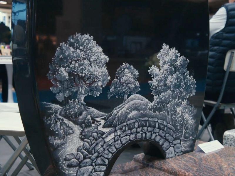 Motif Pont 01 en Lithogravure Blanche sur stèle noire