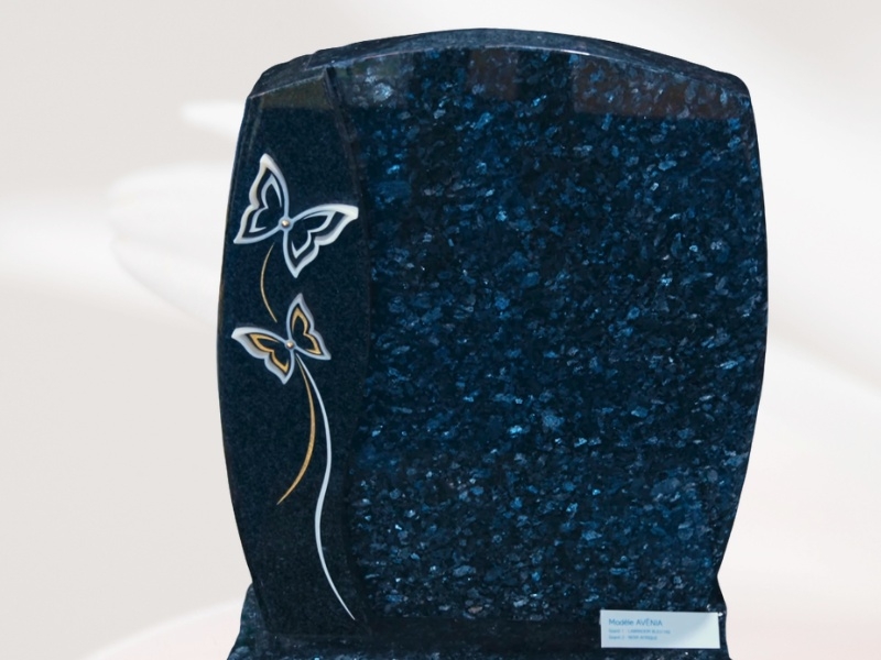 Papillon en résine epoxy sur stèle cinéraire