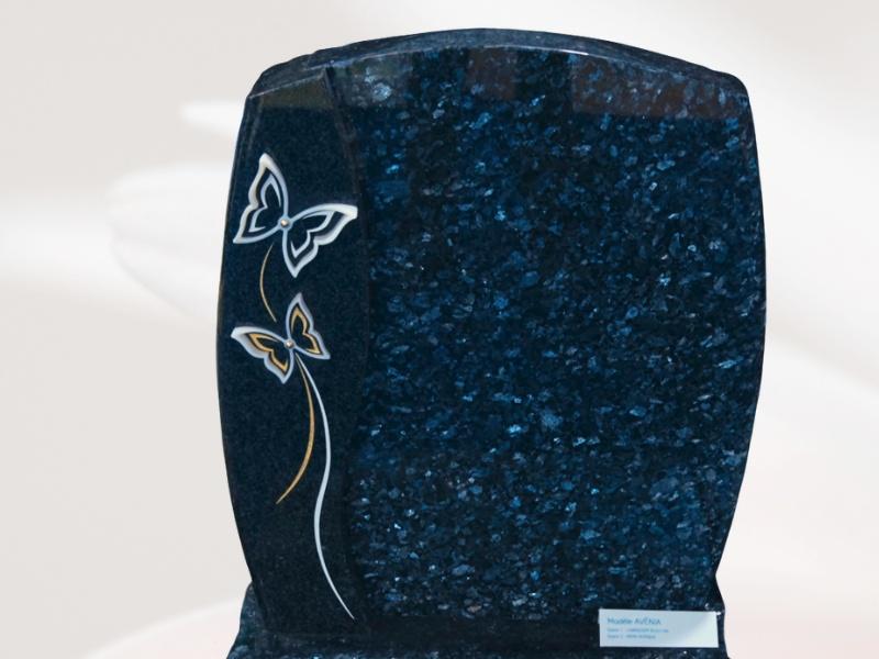 Papillon en résine epoxy sur stèle cinéraire