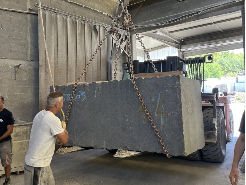 acheminement du bloc avec la potence pour le poser sur la machine de découpe