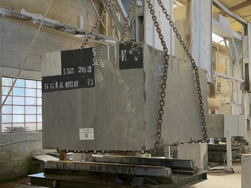 dépose du bloc sur la machine de découpe