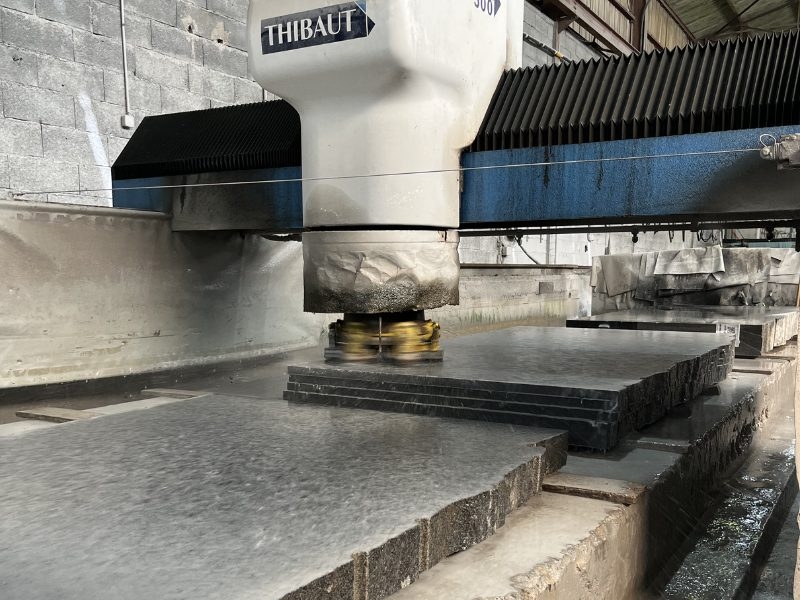 polissage à plat des tranches de granit avant découpe
