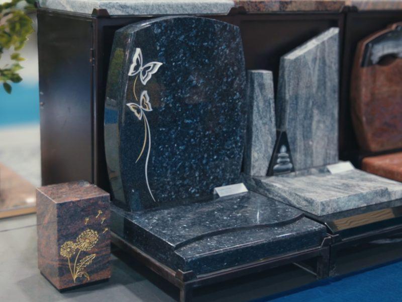 monument cinéraire moderne et épuré avec un décor original