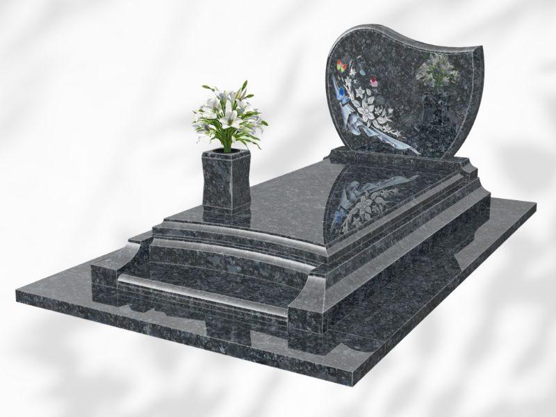 monument funéraire chrétien avec marche prie dieu