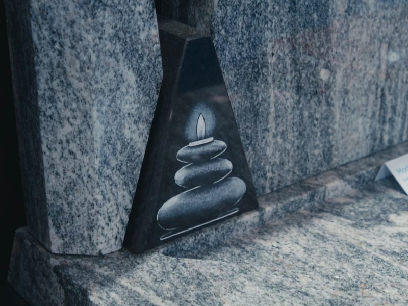 gravure sur stèle de monument cinéraire