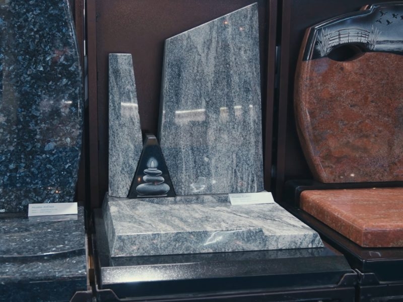 monument cinéraire avec stèle en 3 pans
