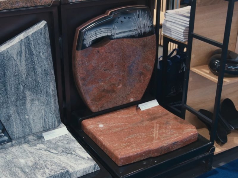 monument cinéraire bicolore avec contre stèle noire