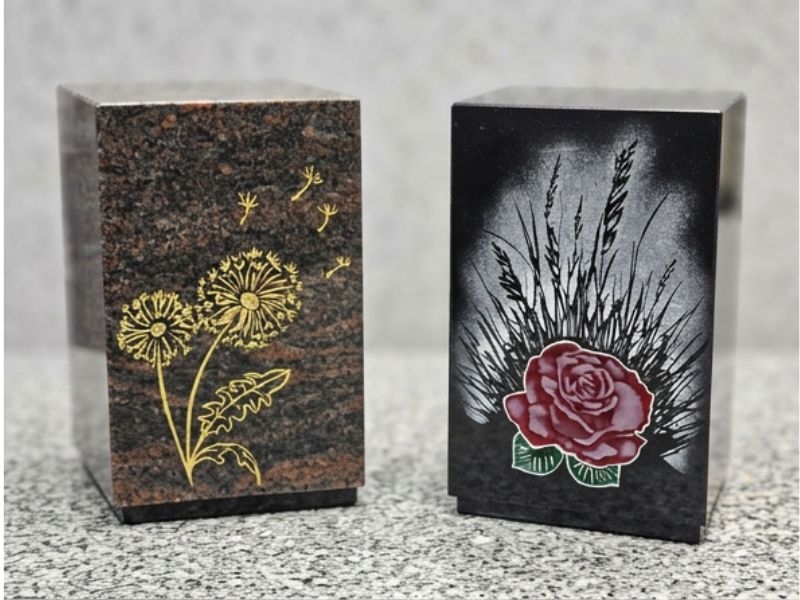 urne funéraire en granit noir avec gravures personnalisées colorées
